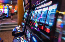 Myanmar Online Card Games Baccarat Poker Dragon Tiger စားပွဲတစ်ဝိုက်တွင် ကတ်ဖြင့် ကစားနေသောမြင်ကွင်း